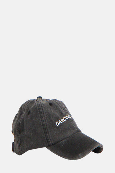 Casquette gris délavé de PIECES® avec le mot "DANCING" brodé en blanc.