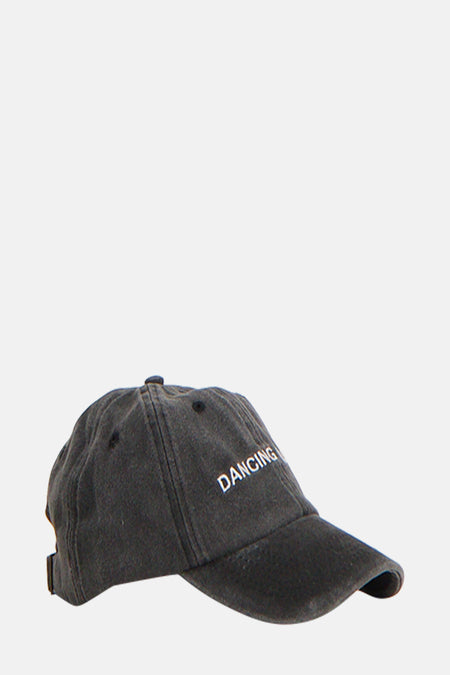 Casquette gris délavé de PIECES® avec le mot "DANCING" brodé en blanc.