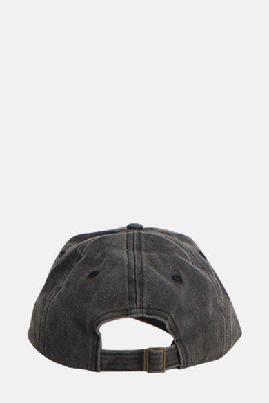 Casquette grise délavée de PIECES®, vue arrière avec boucle de réglage en métal.