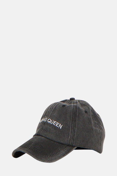 Casquette gris foncé de PIECES® avec broderie décorative blanche sur le devant.