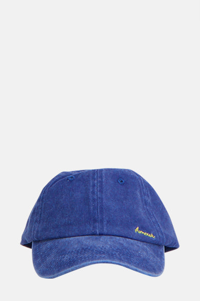 Casquette bleue en coton par PIECES® avec une inscription brodée de couleur jaune.
