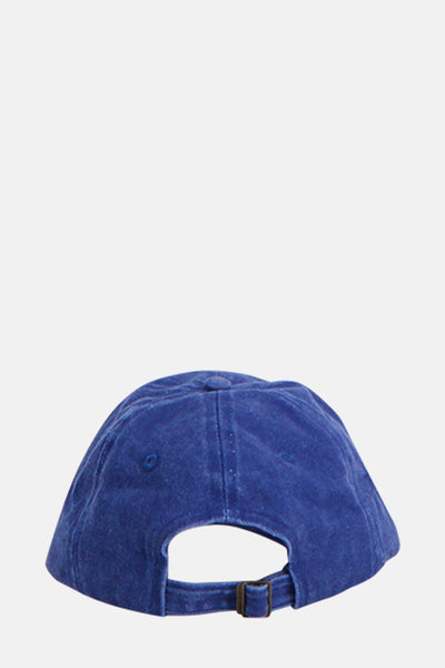 Casquette bleue de PIECES®, vue de dos, avec boucle de réglage métallique.
