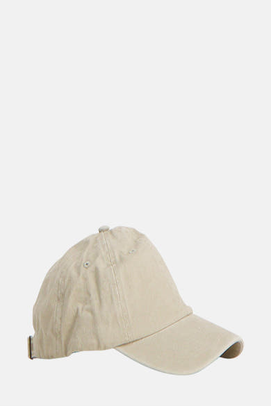 Casquette écrue par PIECES®, avec visière et boucle de réglage à l'arrière.