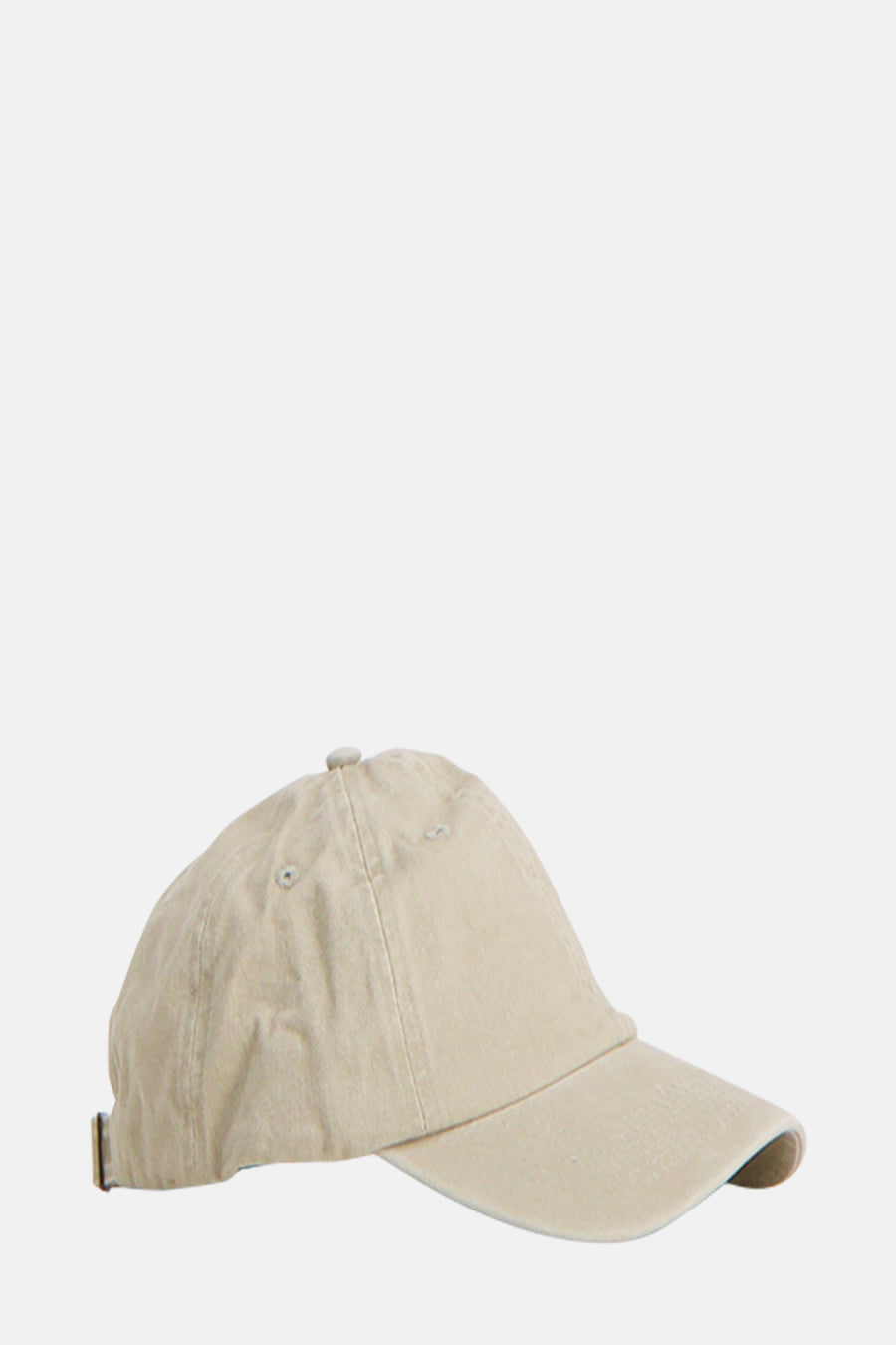 Casquette écrue par PIECES®, avec visière et boucle de réglage à l'arrière.