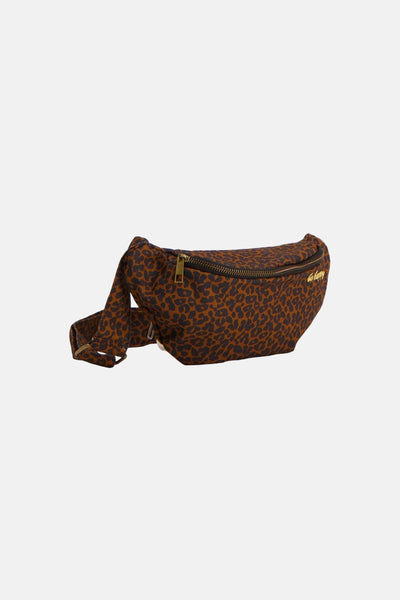 Sac à bandoulière brun de PIECES® à motif léopard, avec fermeture éclair dorée et l'inscription "Be Happy".