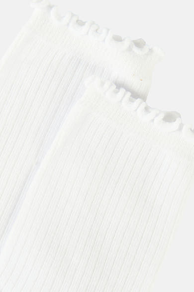 Chaussettes blanches en maille côtelée de PIECES®, avec détails volantés à la cheville.