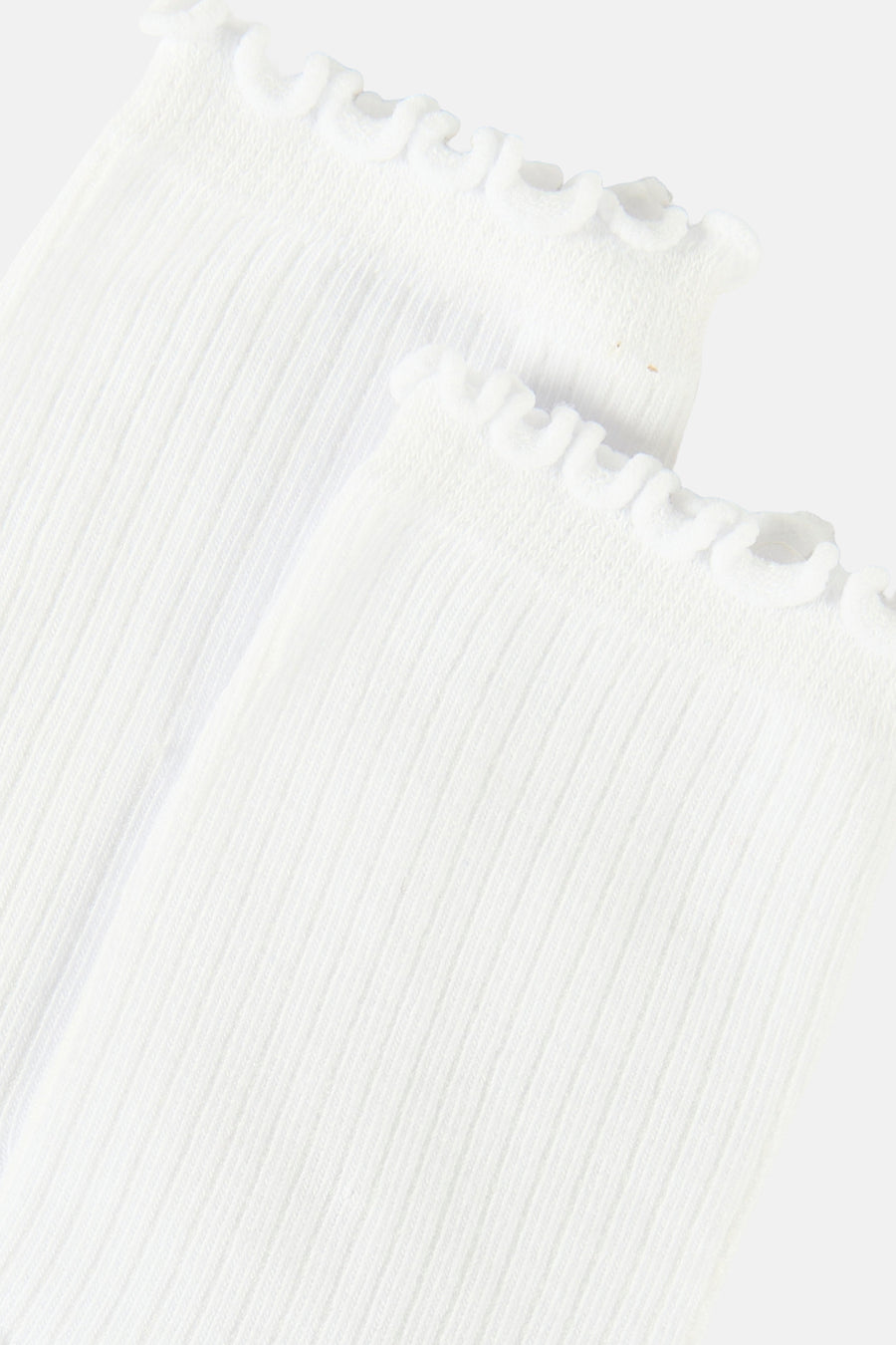 Chaussettes blanches en maille côtelée de PIECES®, avec détails volantés à la cheville.