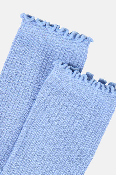 Chaussettes bleues de PIECES®, en maille côtelée avec bordure volantée, présentées en gros plan.