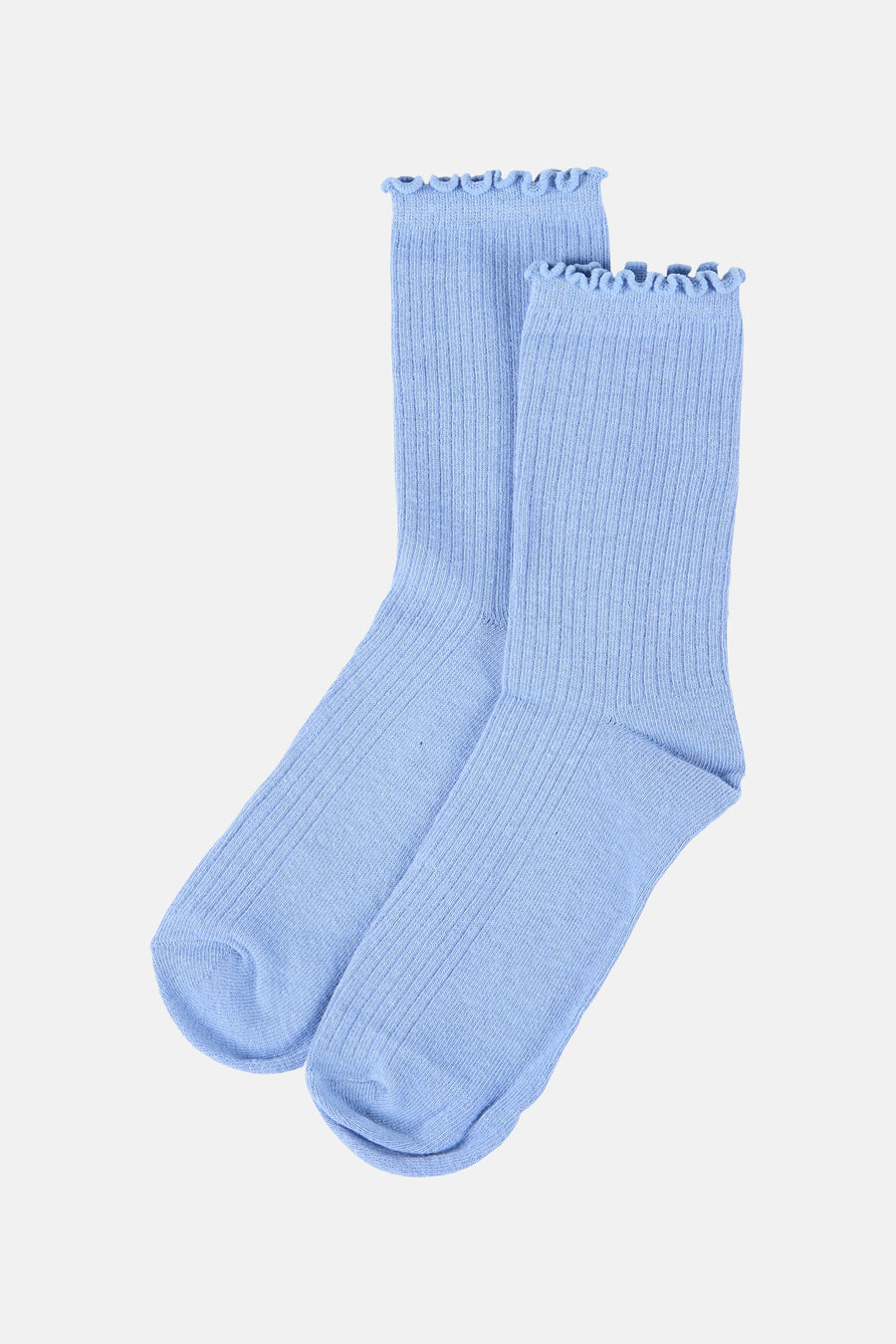Blauwe sokken van PIECES®, in geribbelde breinaalden met rucheboord, in close-up gepresenteerd.