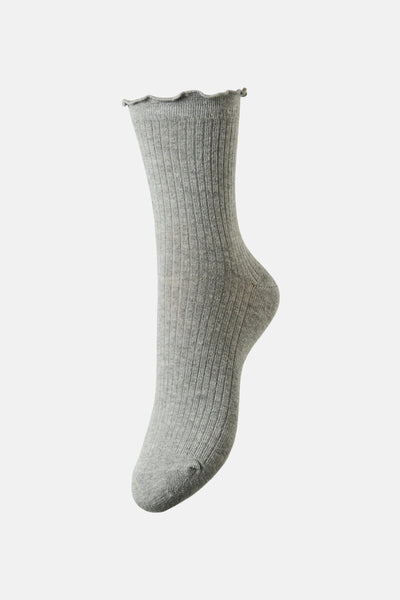 Chaussette grise côtelée de PIECES®, avec bordure ondulée, sur fond uni clair.