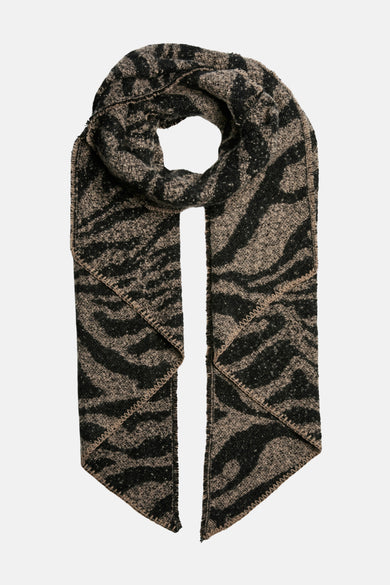 Écharpe noire à motif zébré par Pieces®, avec des bords coupés à cru et des coutures décoratives.