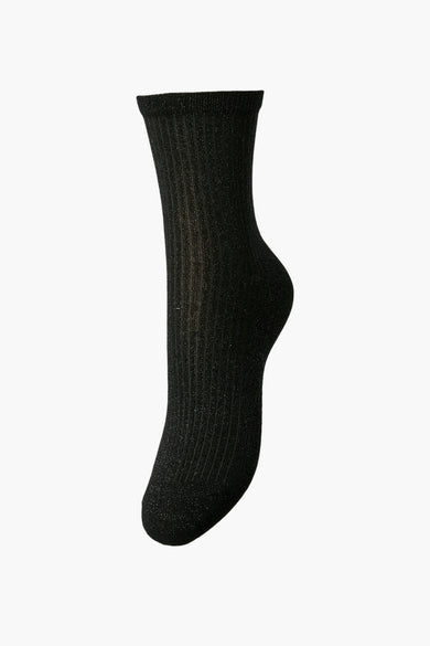 Chaussette noire côtelée par PIECES® avec un léger éclat brillant, vue de côté.
