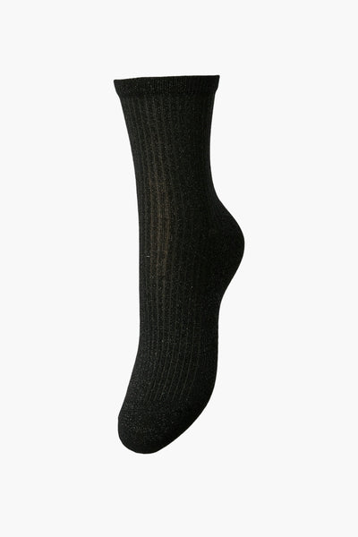Chaussette noire côtelée de PIECES®, avec des reflets brillants sur toute la surface.