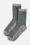 Groene gestreepte sokken, van PIECES®, met wit label "ONE SIZE" en nietje.