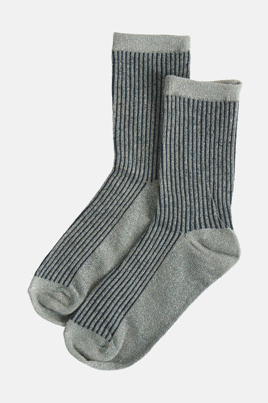 Chaussettes vertes côtelées de PIECES®, avec des rayures verticales bleu foncé et une texture scintillante.