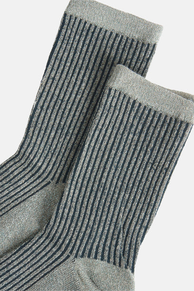 Chaussettes vertes côtelées par PIECES®, avec des rayures verticales bleues et une texture tricotée.
