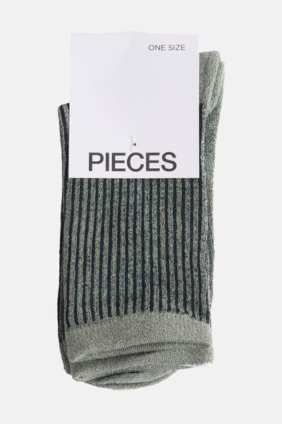 Chaussettes vertes à rayures, de PIECES®, avec étiquette blanche « ONE SIZE » et agrafe.