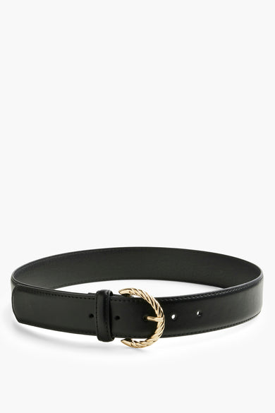 Ceinture noire de PIECES®, boucle dorée torsadée, finitions soignées et trous de réglage.