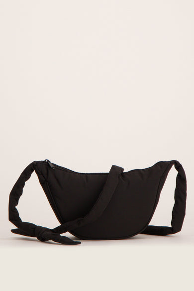 Sac à bandoulière noir de PIECES, avec fermeture éclair et bandoulière nouée.