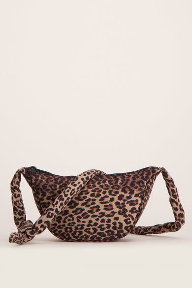 Sac à bandoulière brun de PIECES®, à motif léopard avec bandoulière nouée, sur fond neutre.
