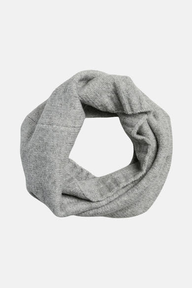Foulard gris en tricot de PIECES®, avec une texture douce et un design circulaire.
