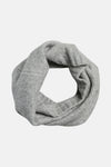 Foulard gris en tricot de PIECES®, avec une texture douce et un design circulaire.