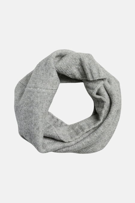 Grijze sjaal van PIECES® in gebreide stof met zachte textuur, gepresenteerd op een neutrale achtergrond.