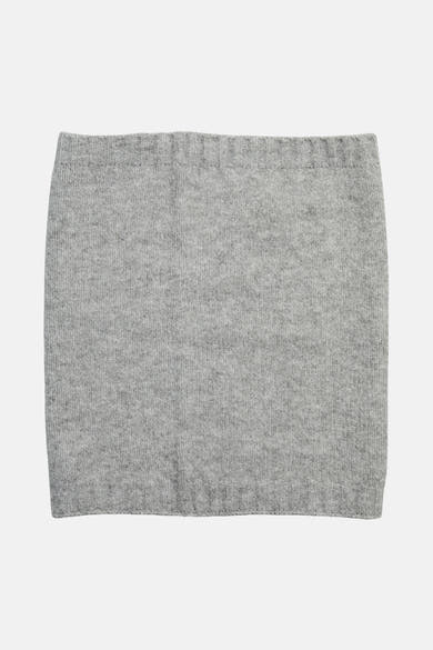 Foulard gris de PIECES® en tricot avec texture douce, présenté sur fond neutre.
