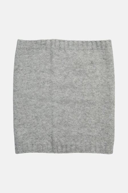 Foulard gris de PIECES® en tricot avec texture douce, présenté sur fond neutre.
