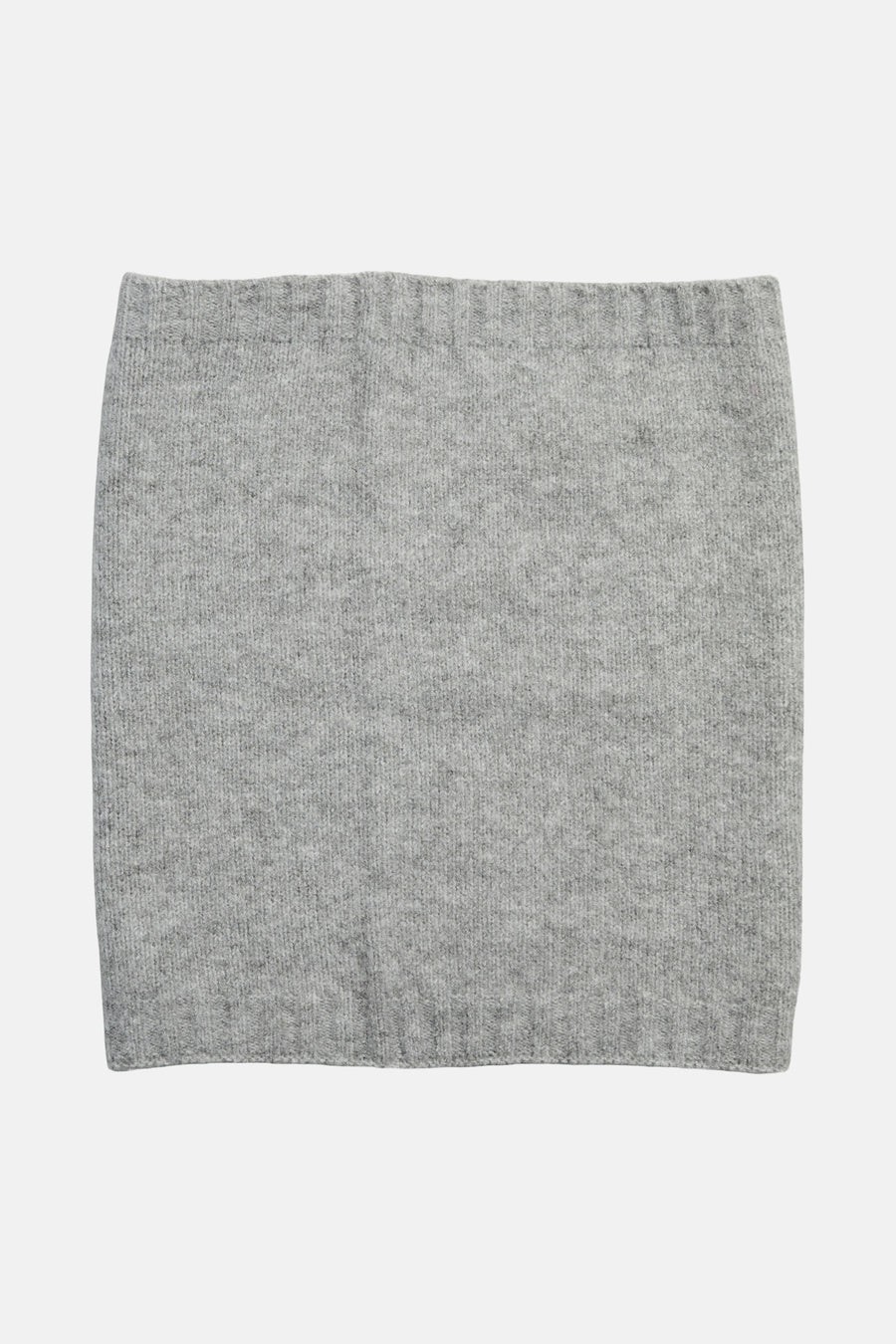 Foulard gris de PIECES® en tricot avec texture douce, présenté sur fond neutre.
