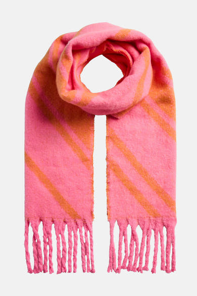 Roze gestreepte sjaal van PIECES®, met schuine strepenpatroon en gefranjerde uiteinden.