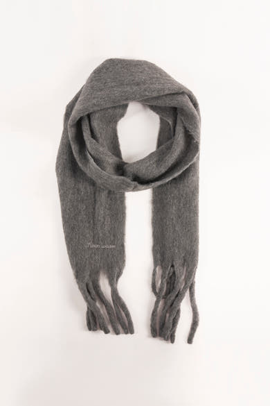 Groene gebreide sjaal van PIECES® met franjes en de tekst "Keep warm".