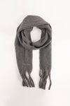 Groene gebreide sjaal van PIECES® met franjes en de tekst "Keep warm".
