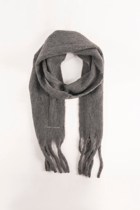 Groene gebreide sjaal van PIECES® met franjes en de tekst "Keep warm".