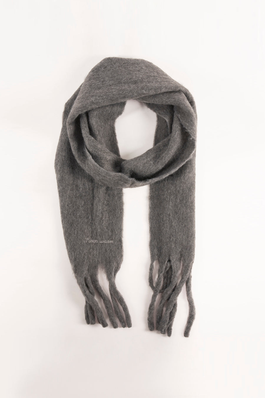 Groene gebreide sjaal van PIECES® met franjes en de tekst "Keep warm".