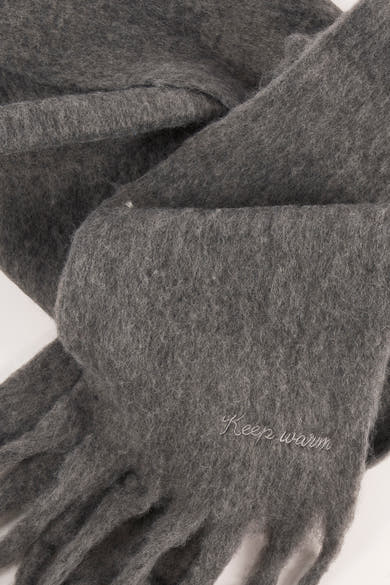 Écharpe verte en maille du PIECES® avec franges et inscription "Keep warm".
