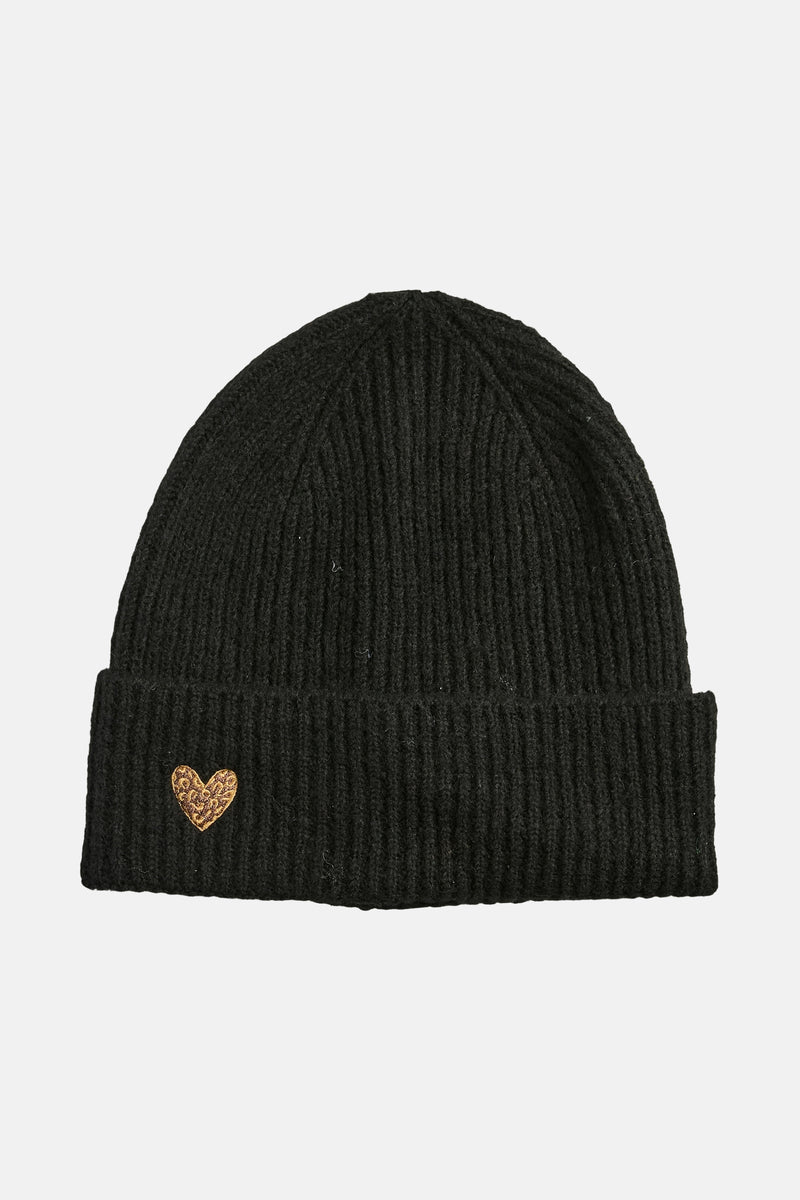 Bonnet noir en tricot de PIECES®, orné d'un motif de cœur texturé sur le revers.