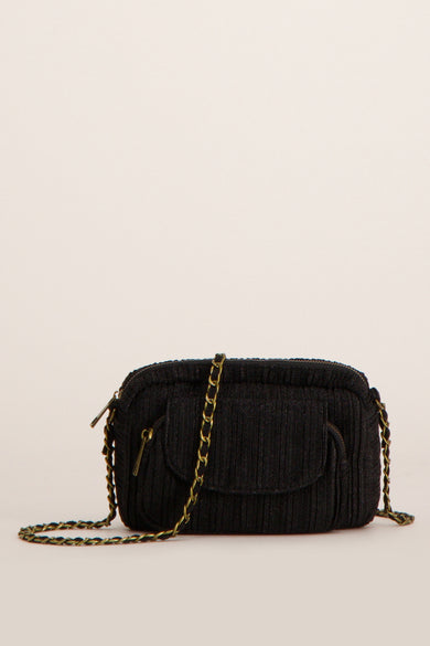 Sac à bandoulière noir de PIECES®, avec une bandoulière chaîne dorée et une texture plissée.
