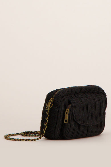 Sac à bandoulière noir de PIECES®, avec une texture plissée et une bandoulière en chaîne dorée.