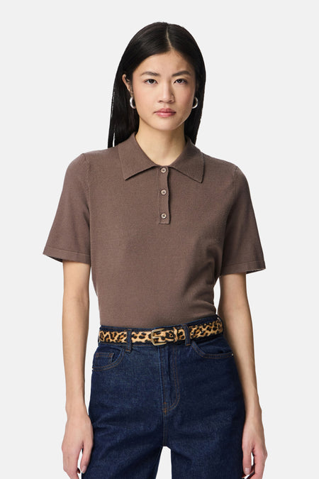 Ceinture à motif léopard de PIECES, portée avec un jean bleu et un polo marron.