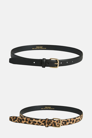 Zwarte riem van PIECES met een gouden gesp, en een luipaardprint riem van PIECES.