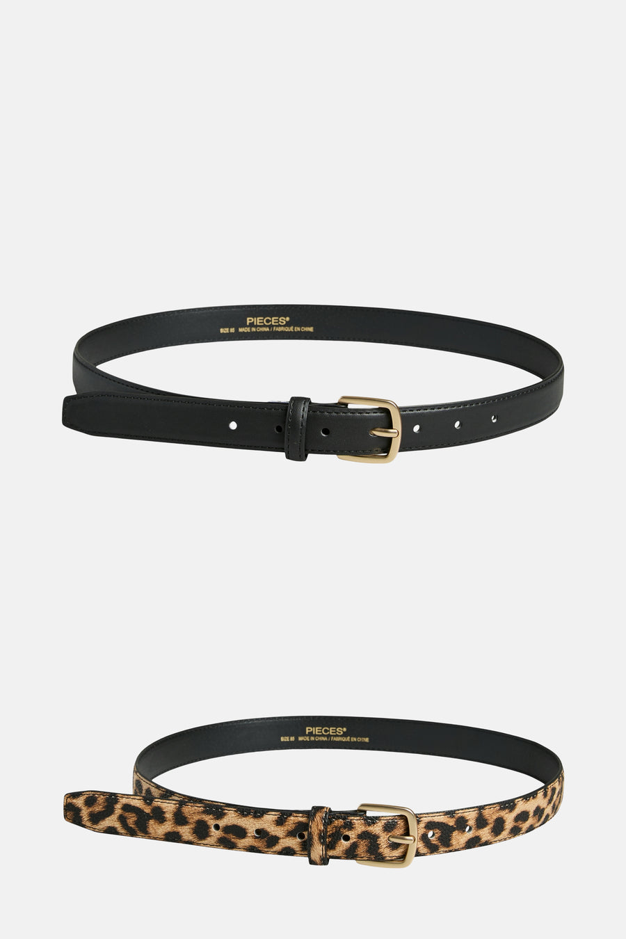Zwarte riem van PIECES met een gouden gesp, en een luipaardprint riem van PIECES.
