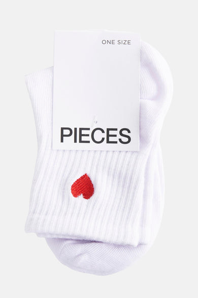 Witte sokken van PIECES®, rood geborduurd hartdetail op één sok.