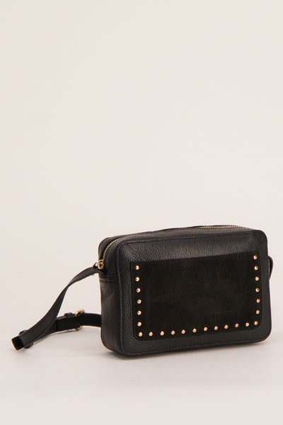 Sac à bandoulière noir de PIECES®, avec empiècement en suède et rivets dorés.