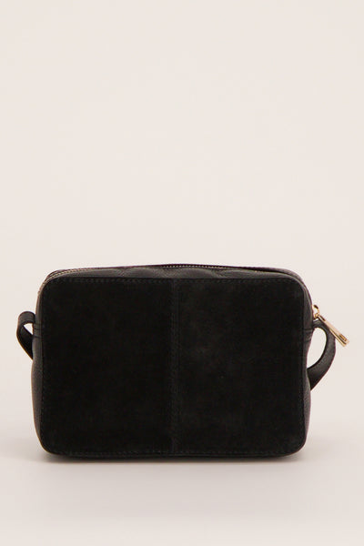 Sac à bandoulière noir de PIECES®, avec une fermeture éclair dorée et une bandoulière.
