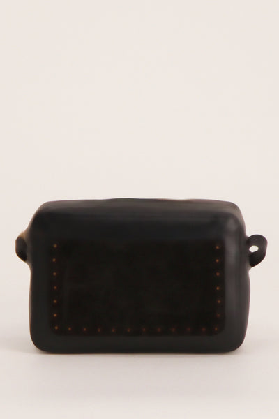 Zwarte schoudertas van PIECES® met een rij decoratieve vierkante details.
