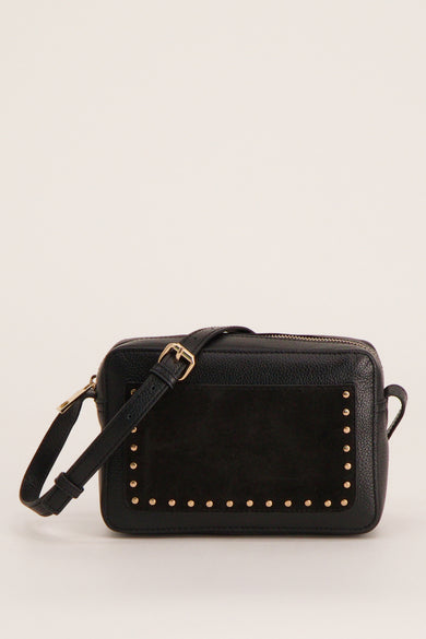Sac à bandoulière noir de PIECES®, avec empiècement en suède et rivets dorés.
