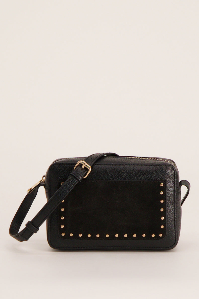 Sac à bandoulière noir de PIECES®, avec empiècement en suède et rivets dorés.
