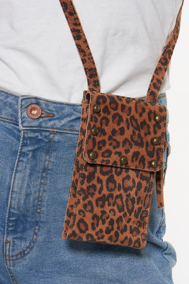 Bruine schoudertas met luipaardprint van PIECES®, gedragen met een blauwe spijkerbroek en een wit T-shirt.