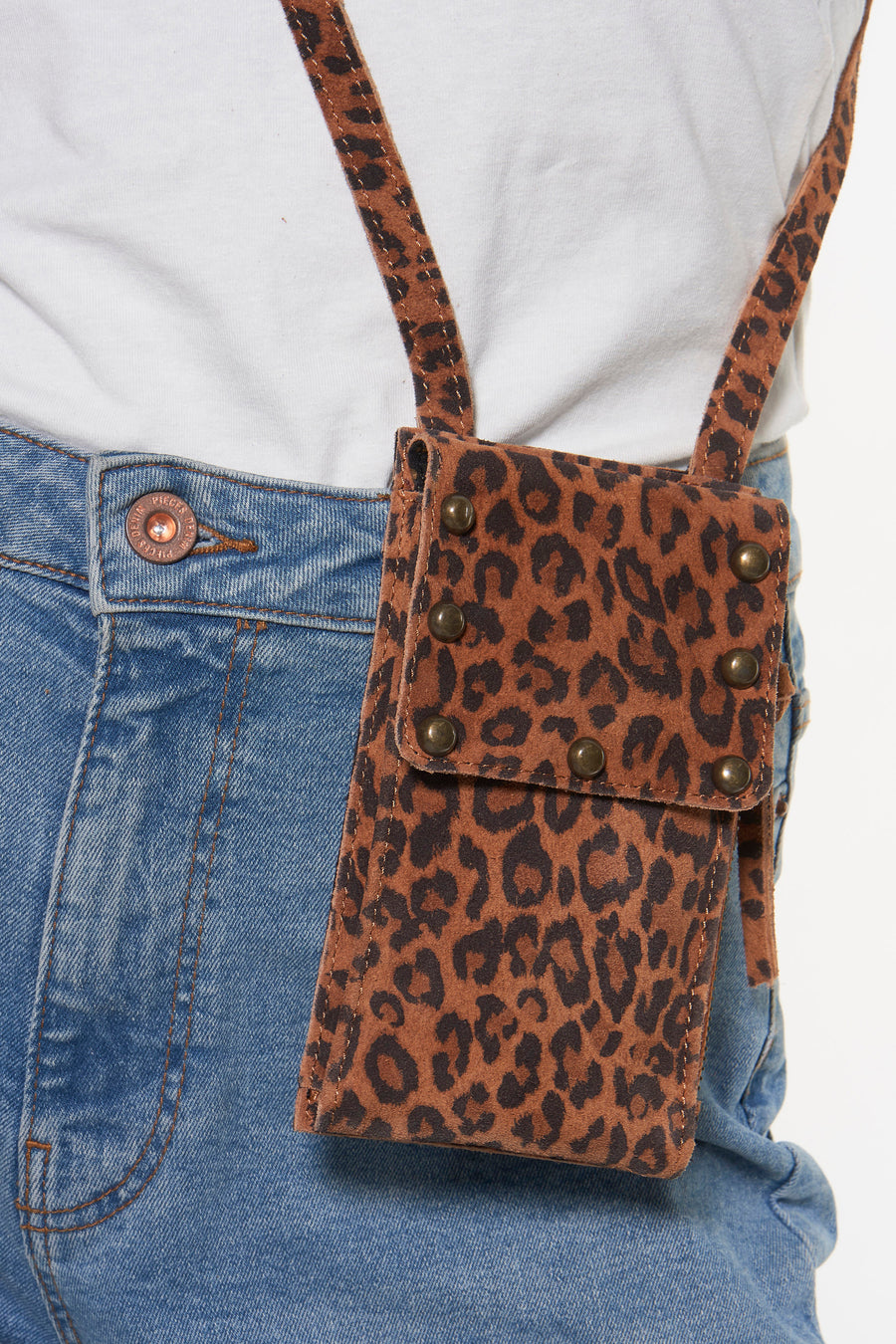 Bruine schoudertas met luipaardprint van PIECES®, gedragen met een blauwe spijkerbroek en een wit T-shirt.